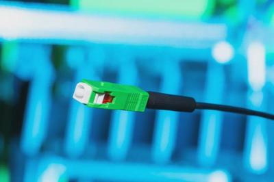 瑞士R&M研发创新的现场端接光纤连接器,快速处理FTTH蝶形电缆